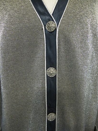 Ensemble de deux vestes en perles brodées...