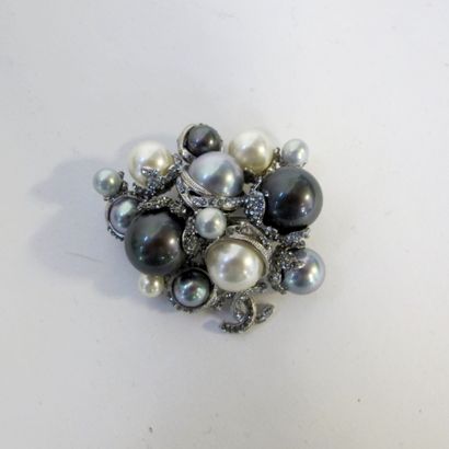 CHANEL broche fantaisie à l'imitation de...
