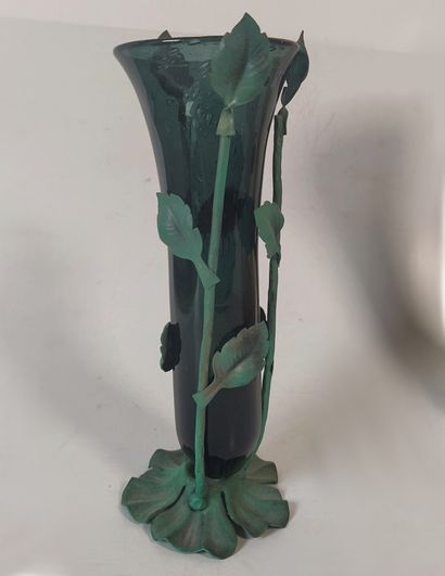 Lot de trois vases en verre coloré dont un...