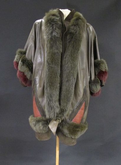 MARINELLI Italie 

Manteau en cuir et fourrure...