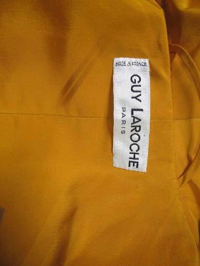 GUY LAROCHE 

Manteau en taffetas de soie...