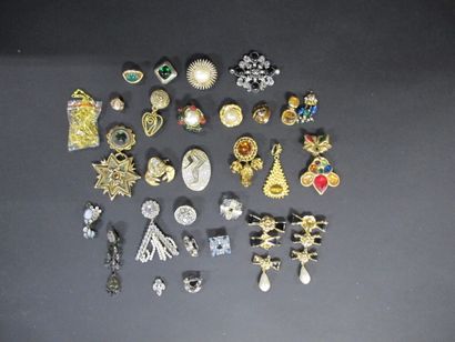 Ensemble de boucles d'oreilles dépareillées...