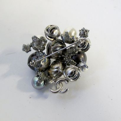 CHANEL broche fantaisie à l'imitation de...