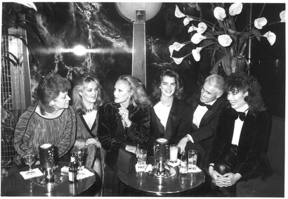 Ensemble de 30 photographies de Régine avec...