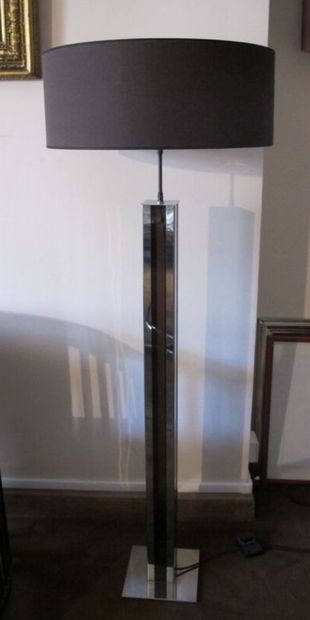 Lampadaire en plexiglas fumé et aluminium

Circa...