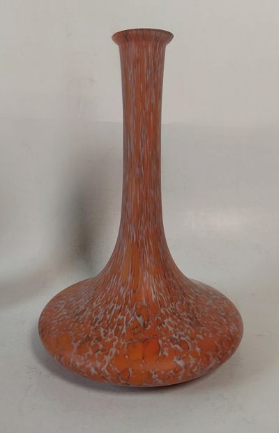 Lot de trois vases en verre coloré dont un...