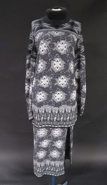 KENZO 

Ensemble comprenant une jupe longue...
