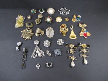 Ensemble de boucles d'oreilles dépareillées...