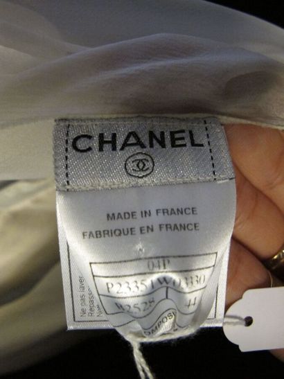 CHANEL chemisier en soie blanc à franges...