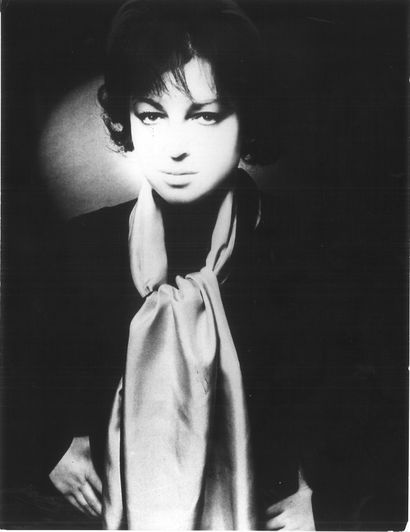 Ensemble de 18 portraits de Regine en noir...