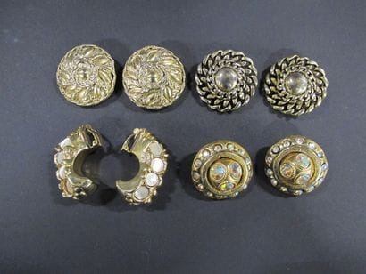 Quatre paires de boucles d'oreilles de forme...