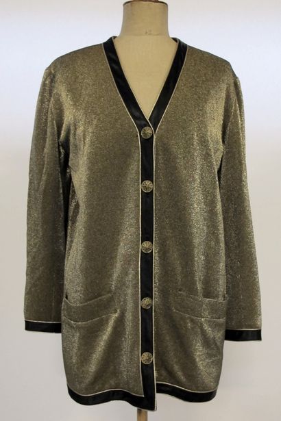Ensemble de deux vestes en perles brodées...