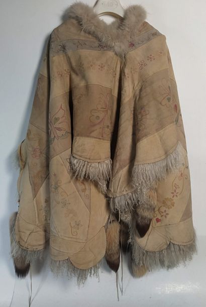 GOSSAMER WINGS USA

Poncho en peau et fo...