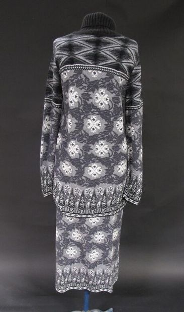 KENZO 

Ensemble comprenant une jupe longue...