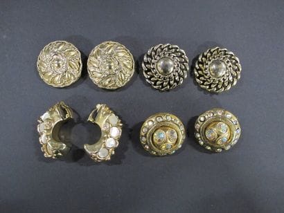 Quatre paires de boucles d'oreilles de forme...