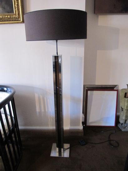 Lampadaire en plexiglas fumé et aluminium

Circa...