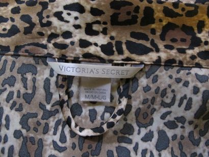 VICTORIA SECRET Deux peignoirs et une chemise...