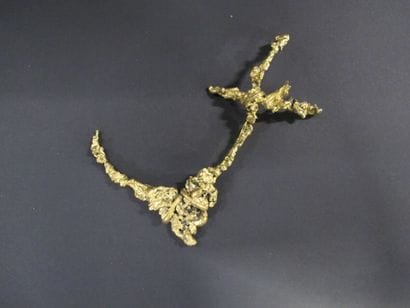 Grande broche en metal doré remontant sur...