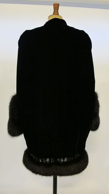 GUY LAROCHE manteau en velours noir finition...