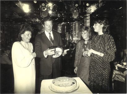 Ensemble de 30 photographies de Régine avec...
