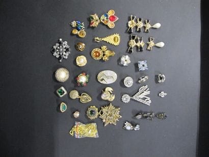 Ensemble de boucles d'oreilles dépareillées...