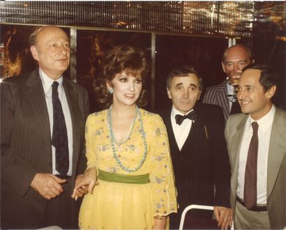 Ensemble de 30 photographies de Régine avec...