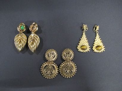 Trois paires de boucles d'oreilles de style...
