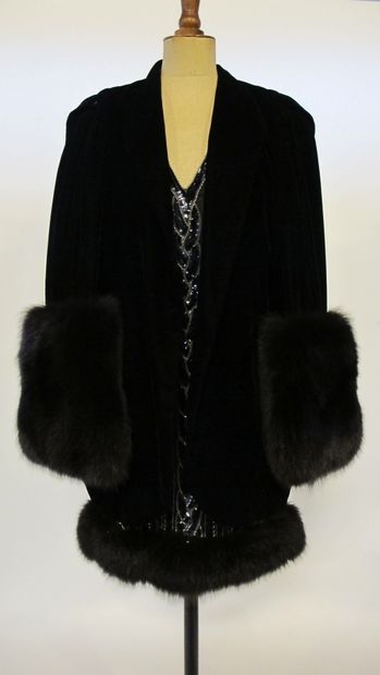 GUY LAROCHE manteau en velours noir finition...
