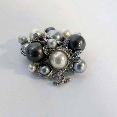 CHANEL broche fantaisie à l'imitation de...