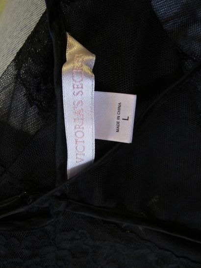 VICTORIA SECRET Deux peignoirs et une chemise...