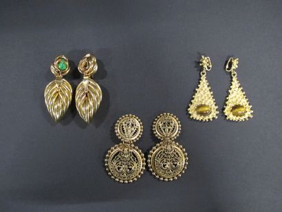 Trois paires de boucles d'oreilles de style...