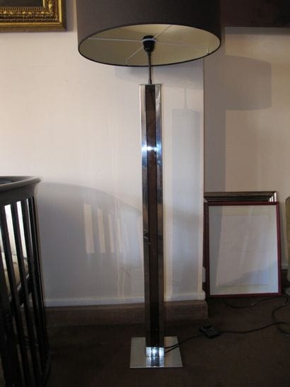 Lampadaire en plexiglas fumé et aluminium

Circa...