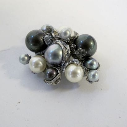 CHANEL broche fantaisie à l'imitation de...