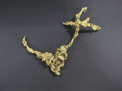 Grande broche en metal doré remontant sur...