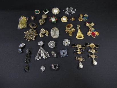Ensemble de boucles d'oreilles dépareillées...