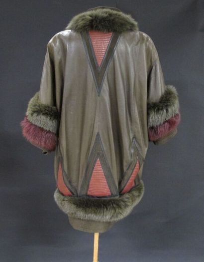 MARINELLI Italie 

Manteau en cuir et fourrure...