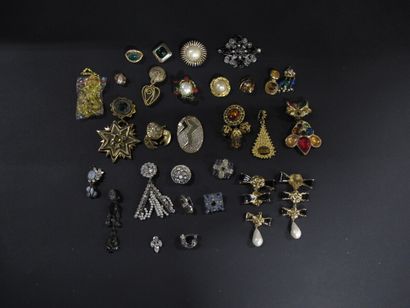 Ensemble de boucles d'oreilles dépareillées...