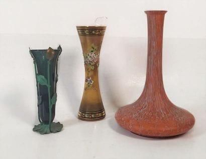 Lot de trois vases en verre coloré dont un...