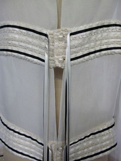 CHANEL chemisier en soie blanc à franges...