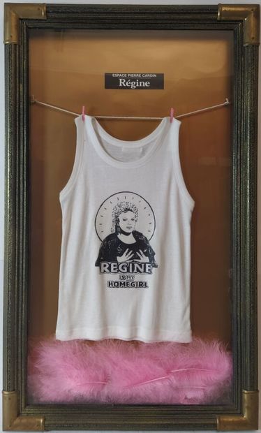 Cadre avec un t-shirt à l'effigie de Regine...