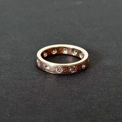 Alliance en or rose 18K serti de petits brillants
Poids...