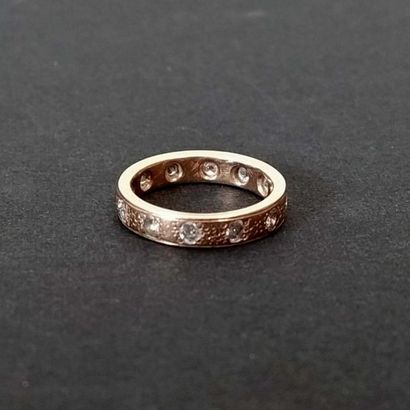 Alliance en or rose 18K serti de petits brillants
Poids...