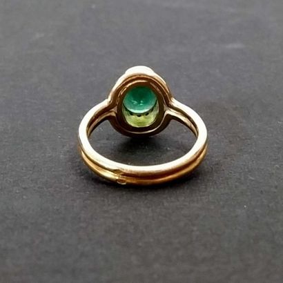 Bague en or jaune 18K serti d'une émeraude...