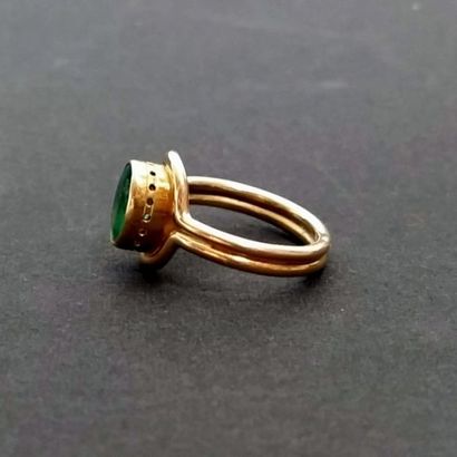 Bague en or jaune 18K serti d'une émeraude...