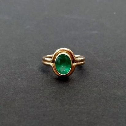 Bague en or jaune 18K serti d'une émeraude...