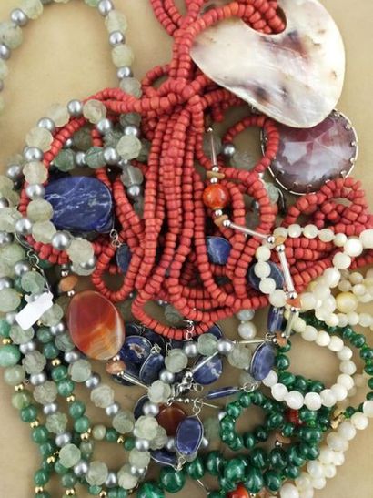 Lot de colliers pierres dures et divers