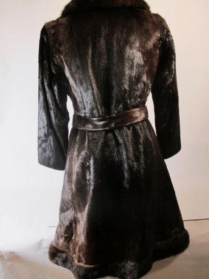 Blouson en vison blanc et manteau en fourrure...