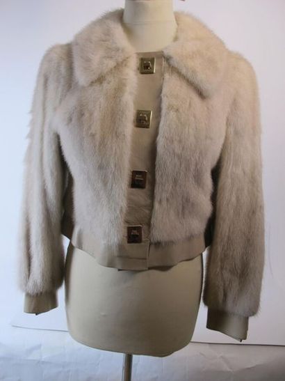 Blouson en vison blanc et manteau en fourrure...
