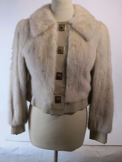 Blouson en vison blanc et manteau en fourrure...