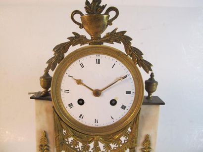 Pendule borne en marbre blanc, ornementations...